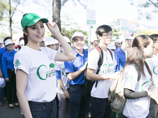 Ngọc Hân trồng cây, quét rác cùng các tình nguyện viên - ảnh 1